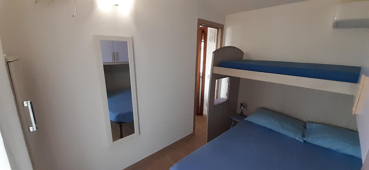 Fronte Mare Attico Indipendente Ed Esclusivo Con Terrazza Panoramica Apartment Isola Rossa Exterior photo